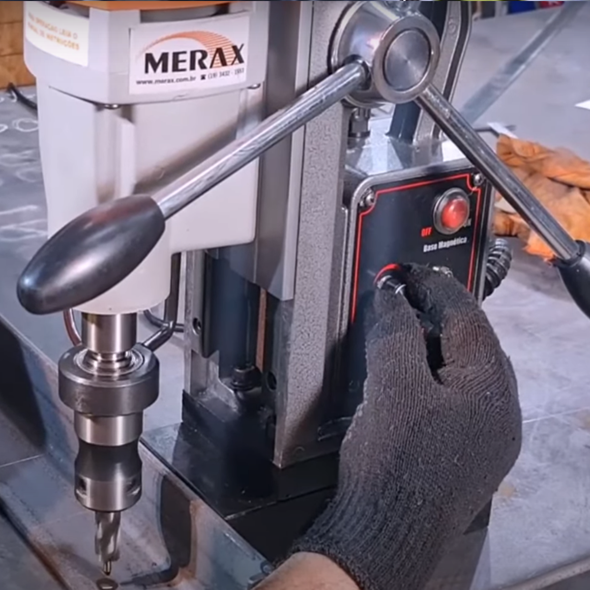 Furadeira Industrial de Base Magnética 60hz 1500W 220V com Maleta