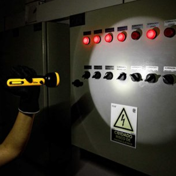 Lanterna Recarregável 80-100 Lúmens Bateria em Lítio 8075080100 Vonder-3772de25-c4dc-4b96-9ad8-9c32871992d2